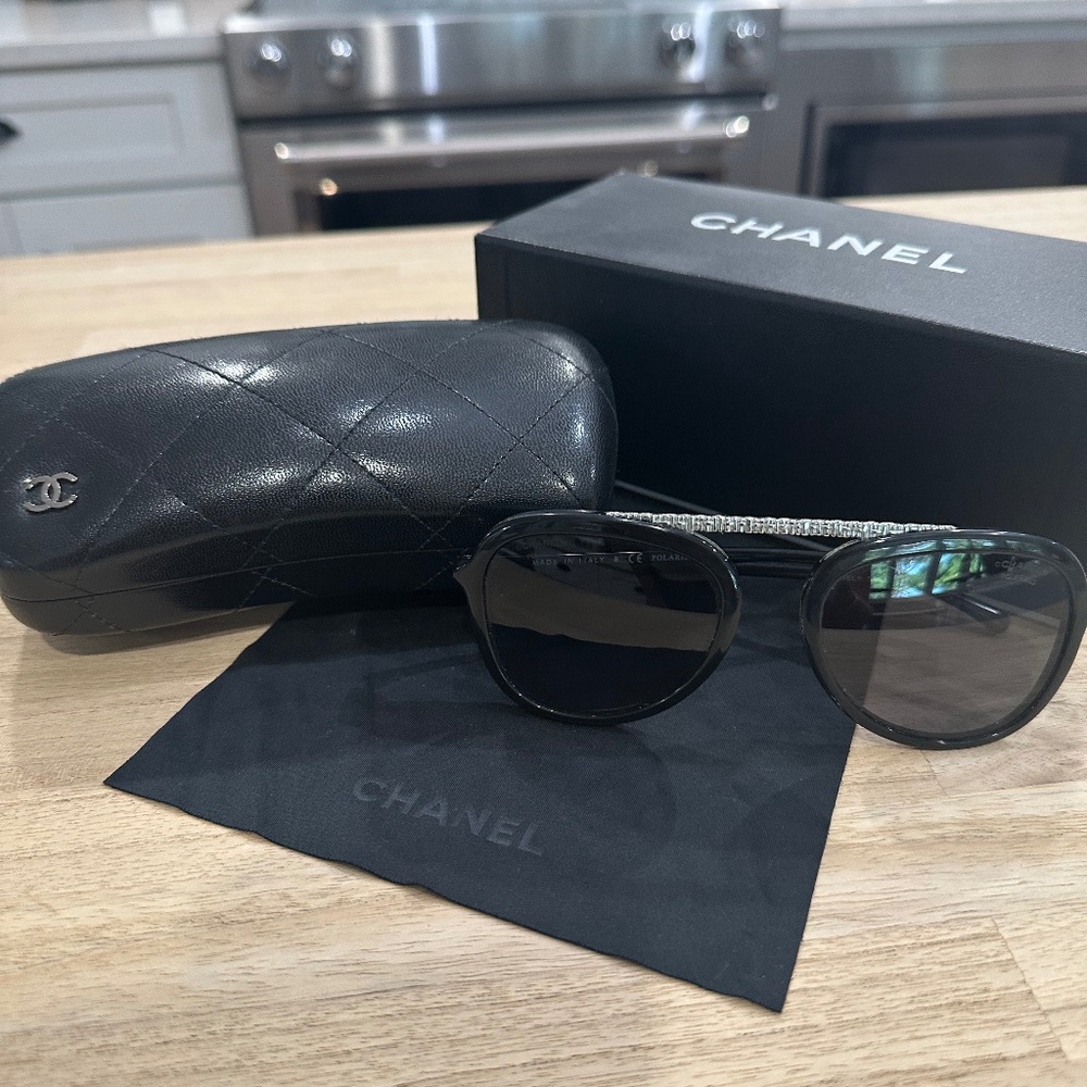 CHANEL 5381 Polarized Sunglasses in Black